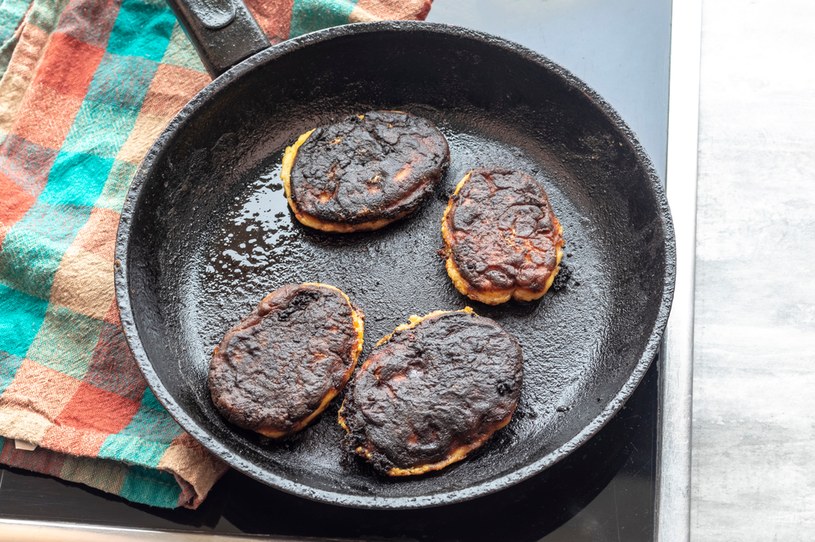 Na ulepioną i przypaloną patelnię działa jak żrący kwas. Papka za 5 zł w mig usunie brud
