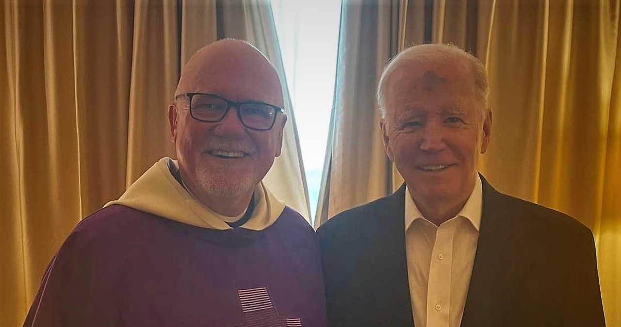 Popiół na czole Bidena. Prezydent USA zaskoczył polskiego księdza