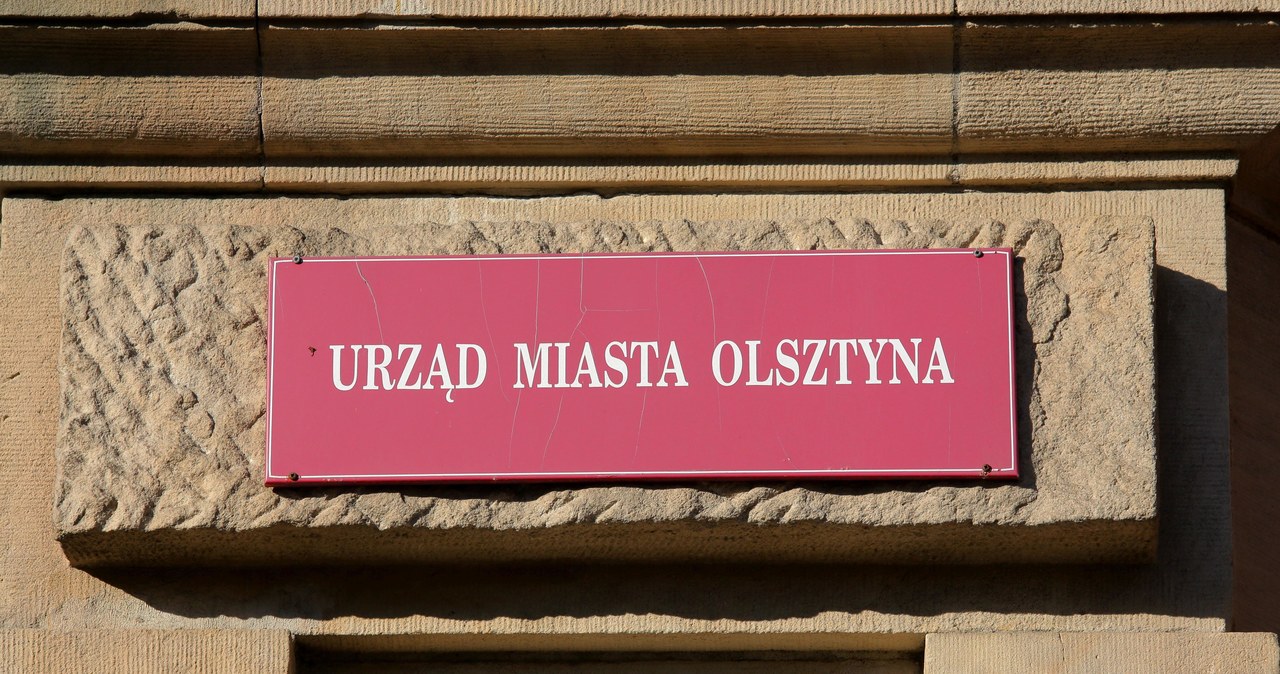 Urzędnicy pikietowali pod ratuszem w Olsztynie: „Dość nędzy”