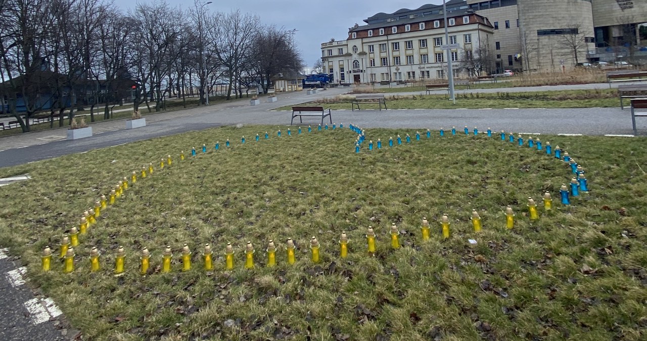 Plac Wolnej Ukrainy w Gdyni. Ze zniczy ułożono żółto-niebieskie serce