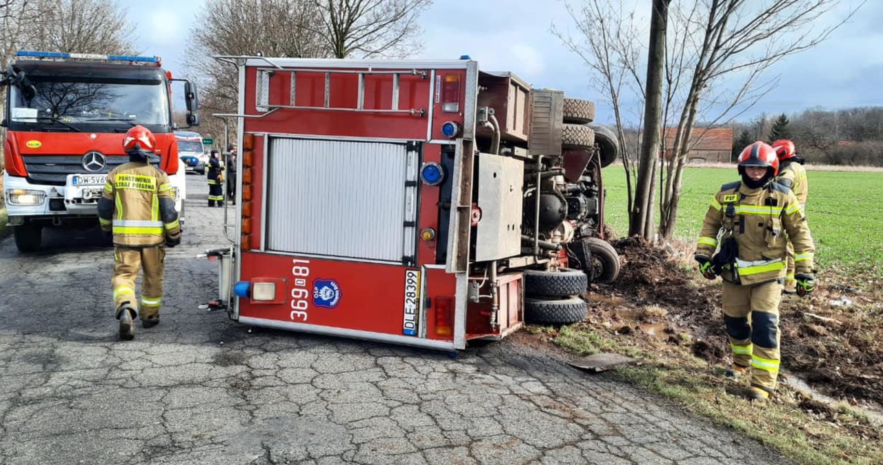 Czterech strażaków w szpitalu. Jechali do pożaru naczepy auta na autostradzie A4