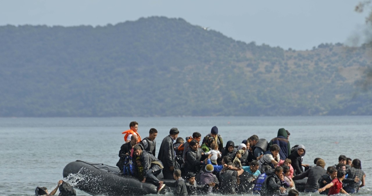 Łódź migrantów rozbiła się o skały. 40 osób nie żyje