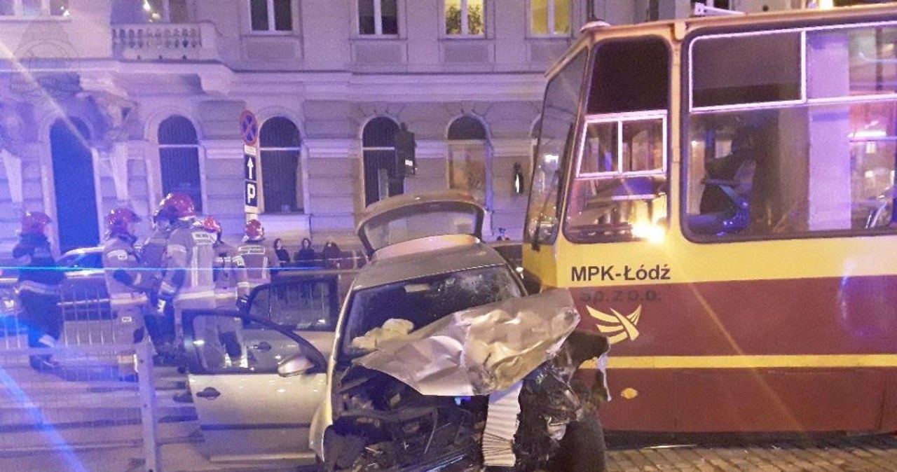 Zderzenie auta z dwoma tramwajami w centrum Łodzi