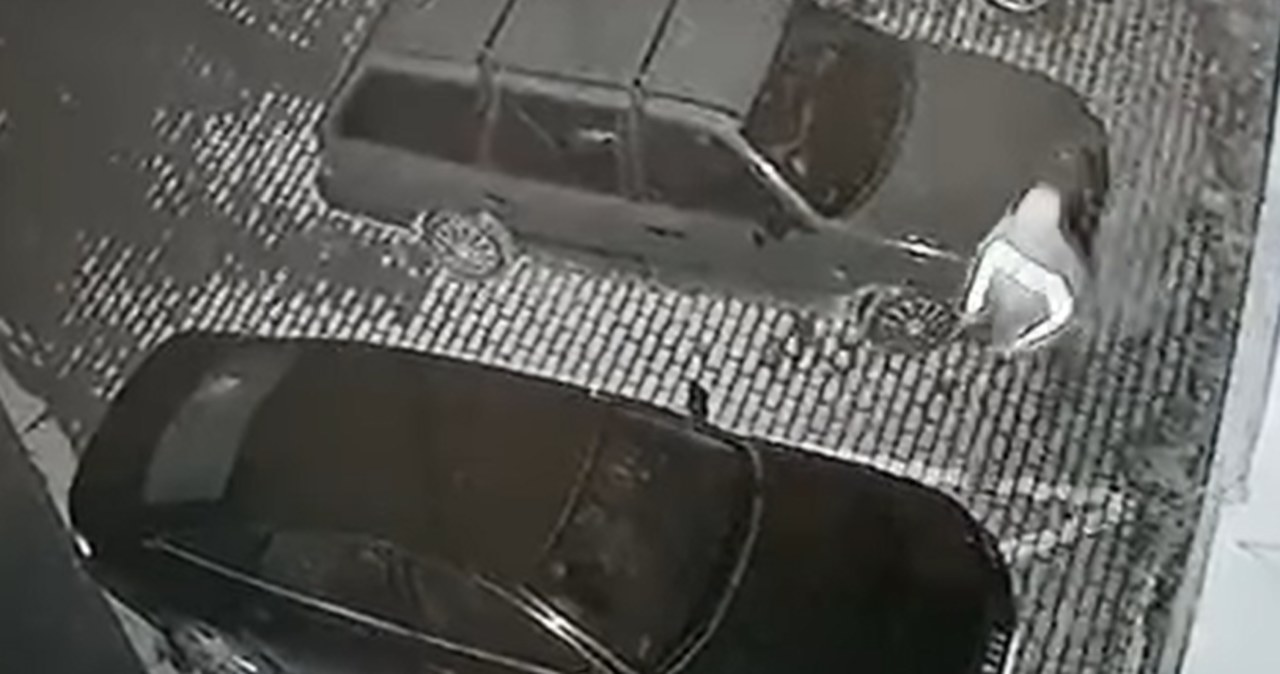 Policjanci z Legnicy szukają podpalacza aut dla osób niepełnosprawnych. Jest nagranie