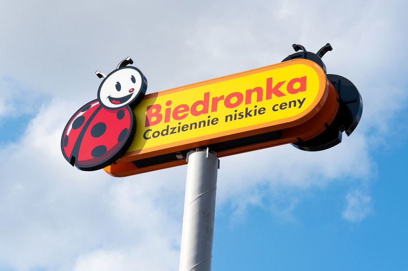 Częsty błąd przy kasie w Biedronce. Oszuści tylko czekają na taką okazję