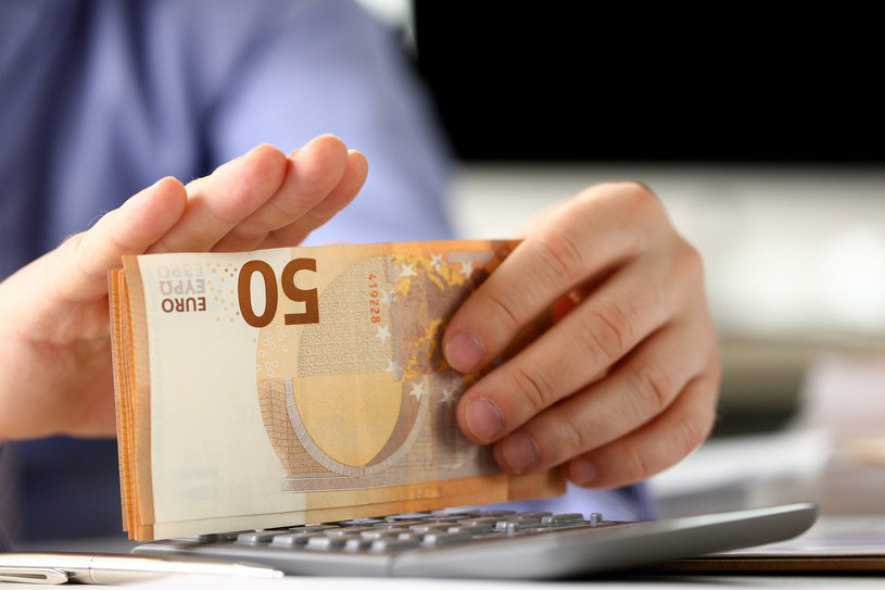 Ważny wyrok sądu. Mąż ma zapłacić żonie za lata prac domowych. Kwota zwala z nóg