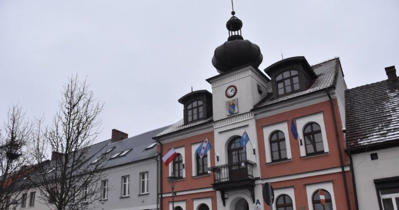 Były zastępca burmistrza, przewodniczący rady i radna Murowanej Gośliny z zarzutami
