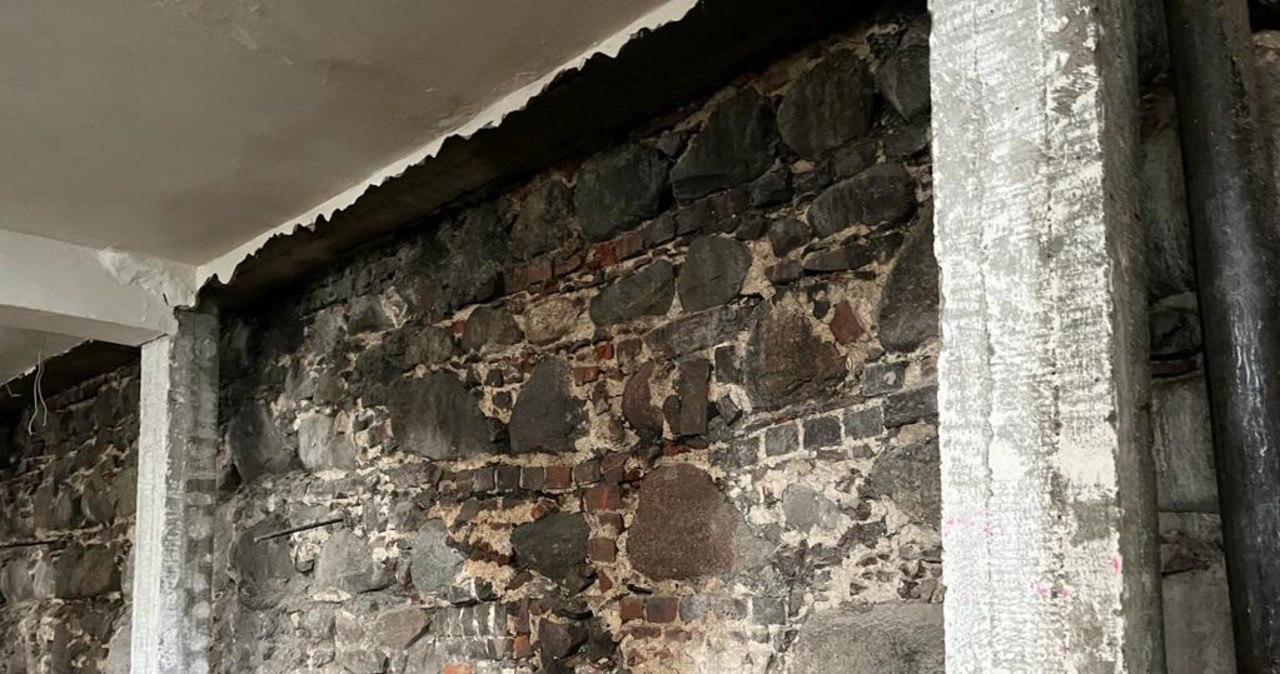 Średniowieczny mur odkryty na Zamku Książąt Pomorskich