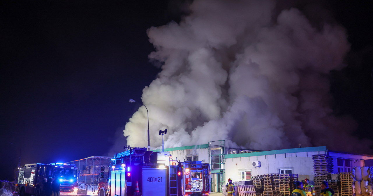Pożar hali z makulaturą w Sosnowcu. Sprawą zajmie się policja