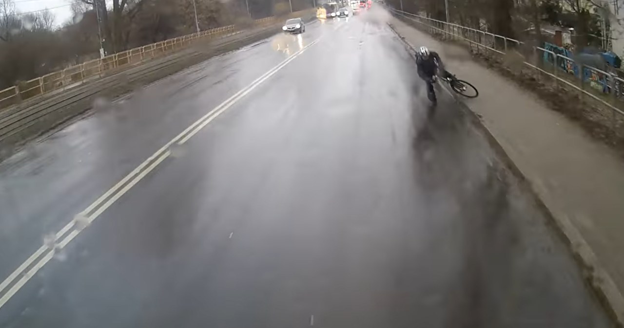O krok od tragedii. Rowerzysta przewrócił się wprost pod jadący autobus [FILM]