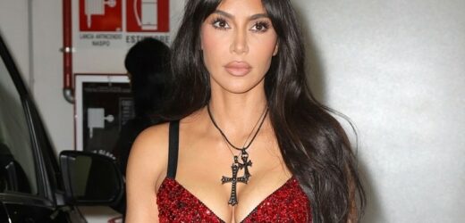 Kim Kardashian pręży się pod prysznicem. Ma na sobie niewiele