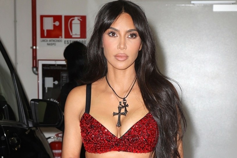 Kim Kardashian pręży się pod prysznicem. Ma na sobie niewiele