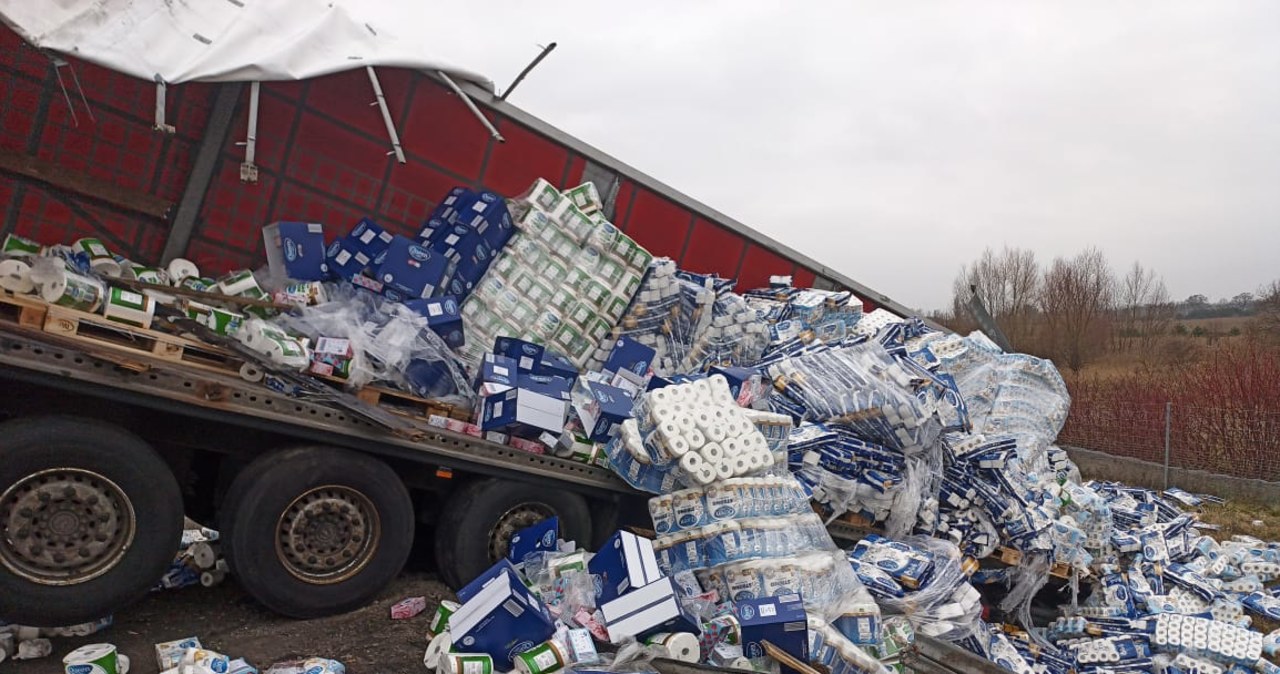 Zderzenie na S3. Z ciężarówki wypadł papier toaletowy