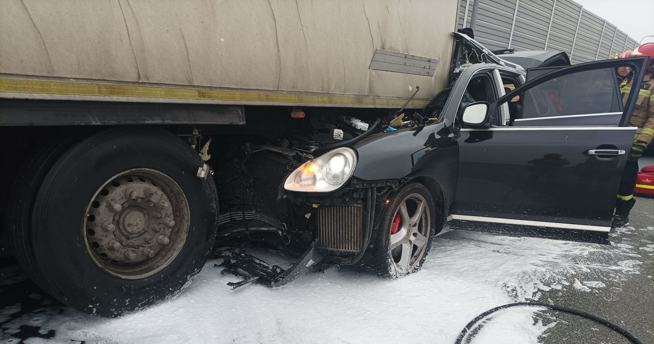 Wypadek na S8. Kierowca porsche wjechał w ciężarówkę