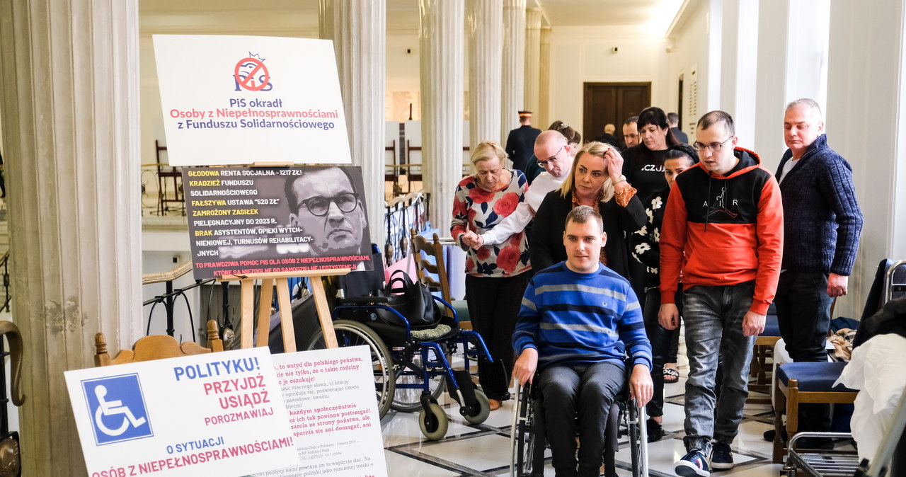 Protest osób z niepełnosprawnościami. O co walczą w Sejmie?