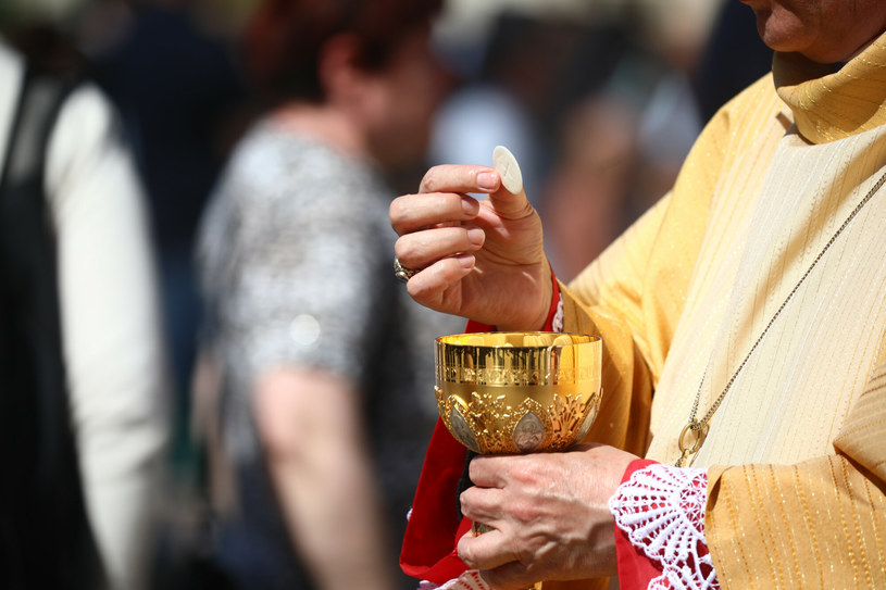 „Publiczne cudzołóstwo”. Polski ksiądz o komunii dla rozwodników w nowych związkach