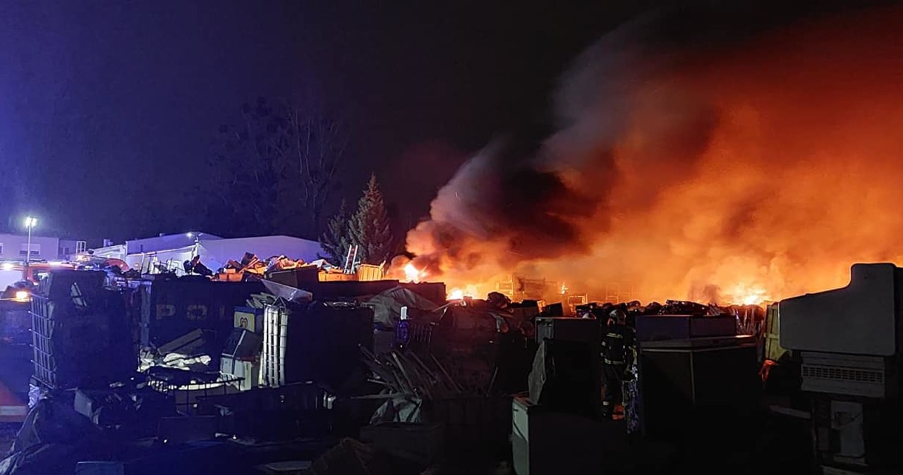 Pożar składowiska baterii i akumulatorów w Kiełczowie