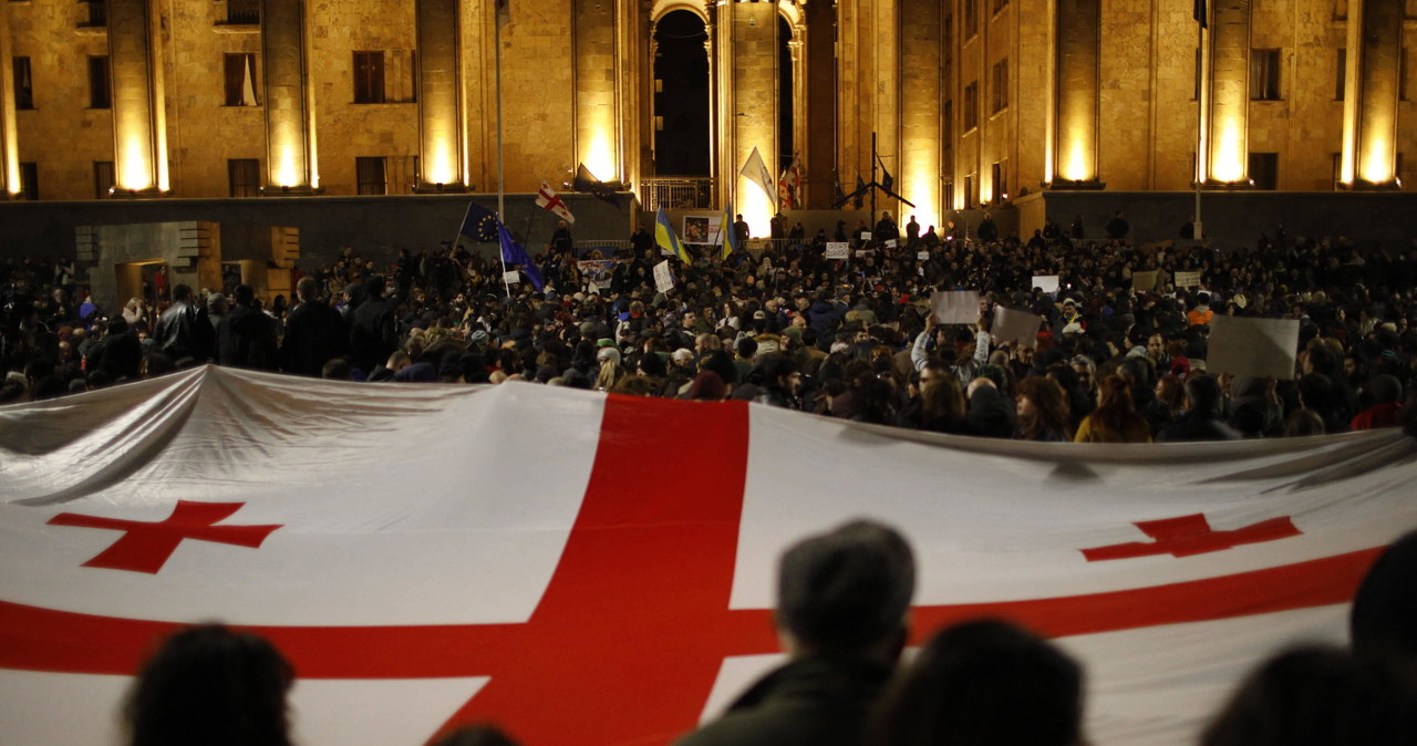 Protesty w Gruzji. Demonstranci rzucali kamieniami w parlament