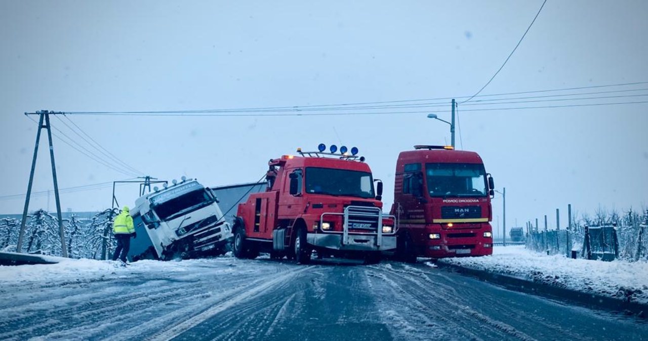 Ciężarówka z wędliną wpadła do rowu. Droga zablokowana