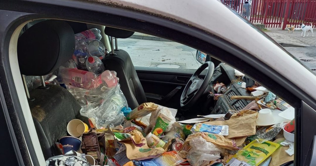 Śmieci aż po dach! Kierowca volkswagena dostał mandat