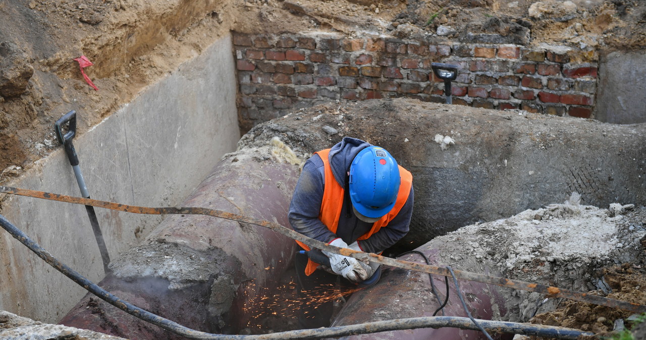 Pękła rura ciepłownicza. Woda podmyła blok na warszawskiej Woli