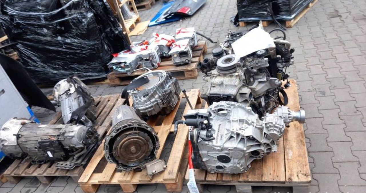 Kradzione części samochodowe za 1,6 mln zł. Policja zlikwidowała dziuplę