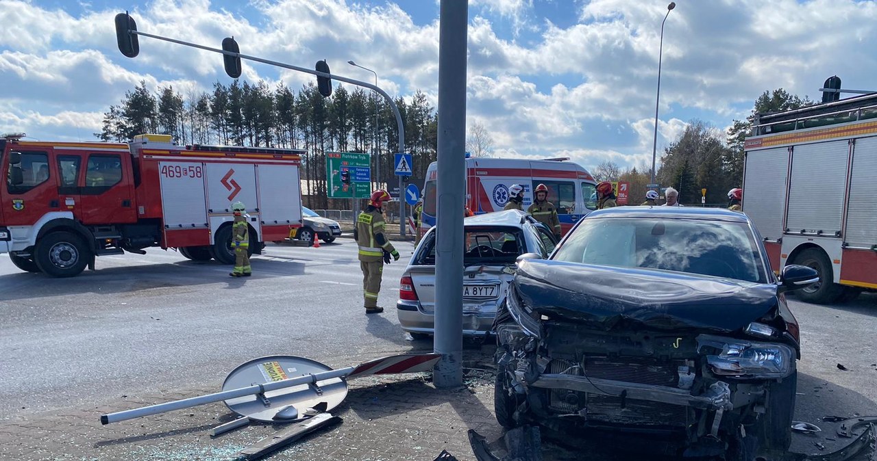 ​4 osoby ranne w zderzeniu 2 samochodów. Poważny wypadek w Rzgowie