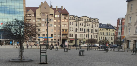 „Staramy się upodob­nić do kamieni, do murów. Staramy się przestać istnieć”