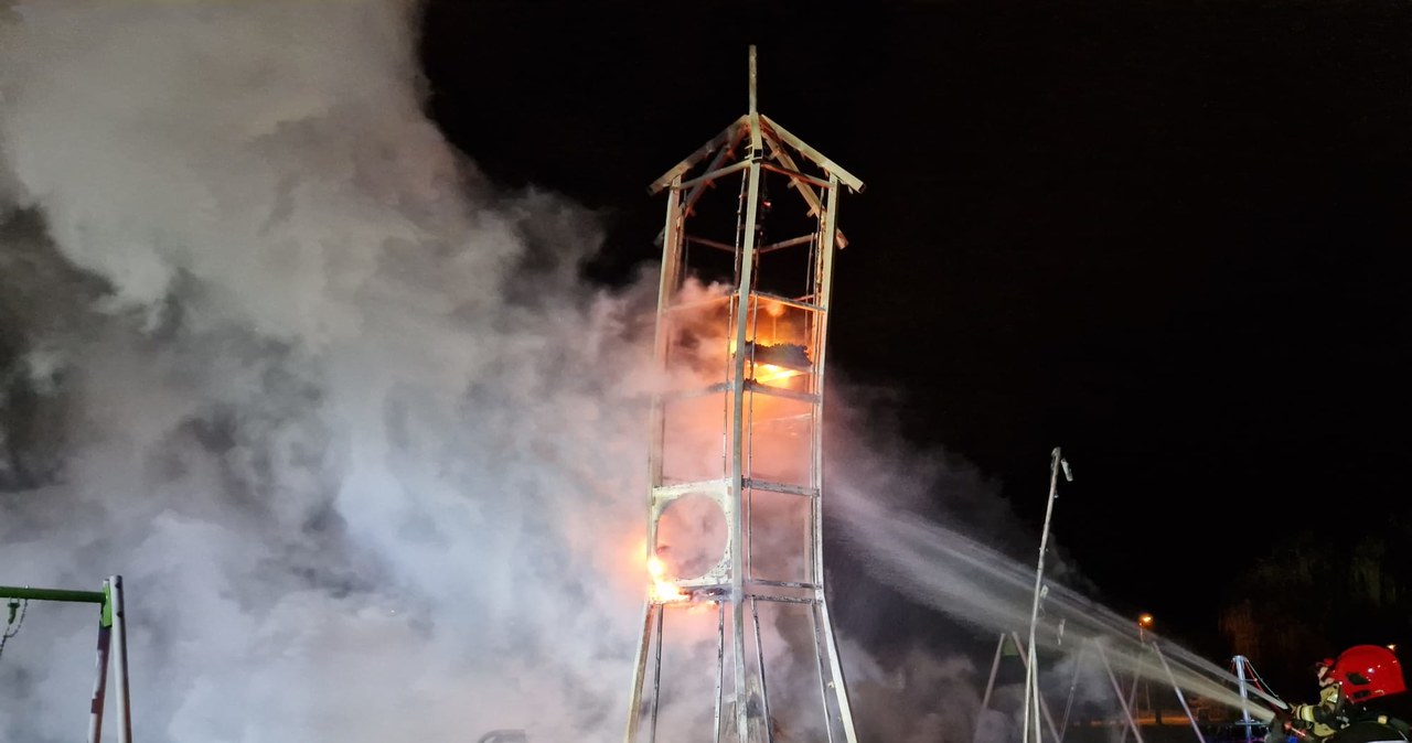 Ktoś podpalił plac zabaw w Opolu. Spłonęło niemal wszystko [ZDJĘCIA]