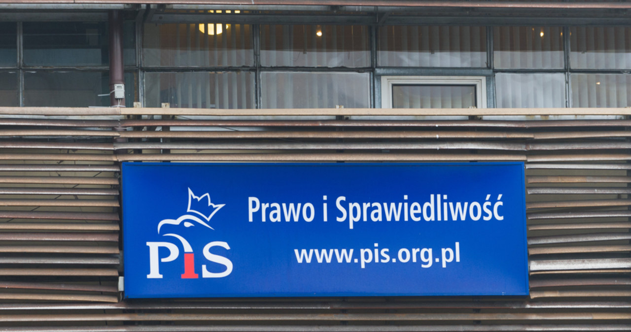 Weszli do biura PiS i przykleili się do ściany. Chcieli rozmawiać z Morawieckim