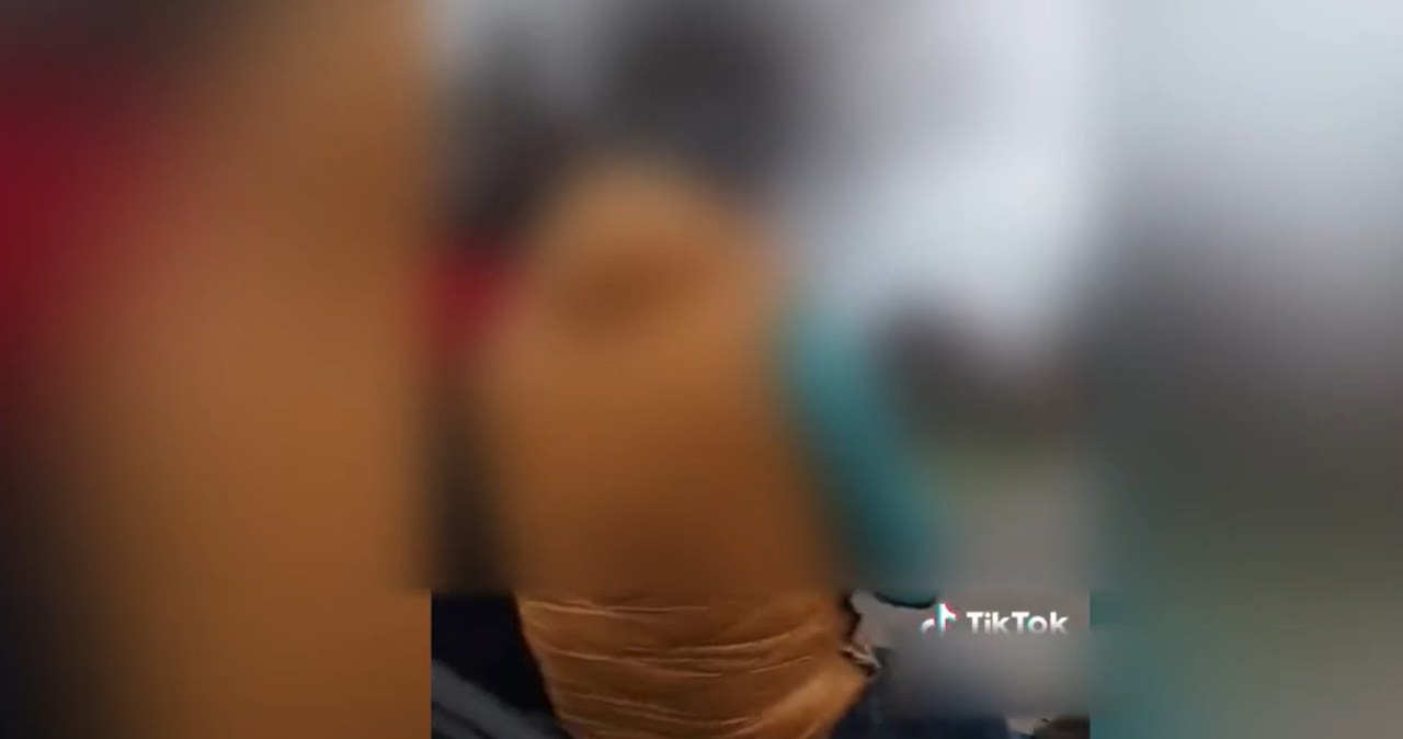Pasażerowie w bagażniku i na masce. Nagranie na Tik Toku obejrzała policja