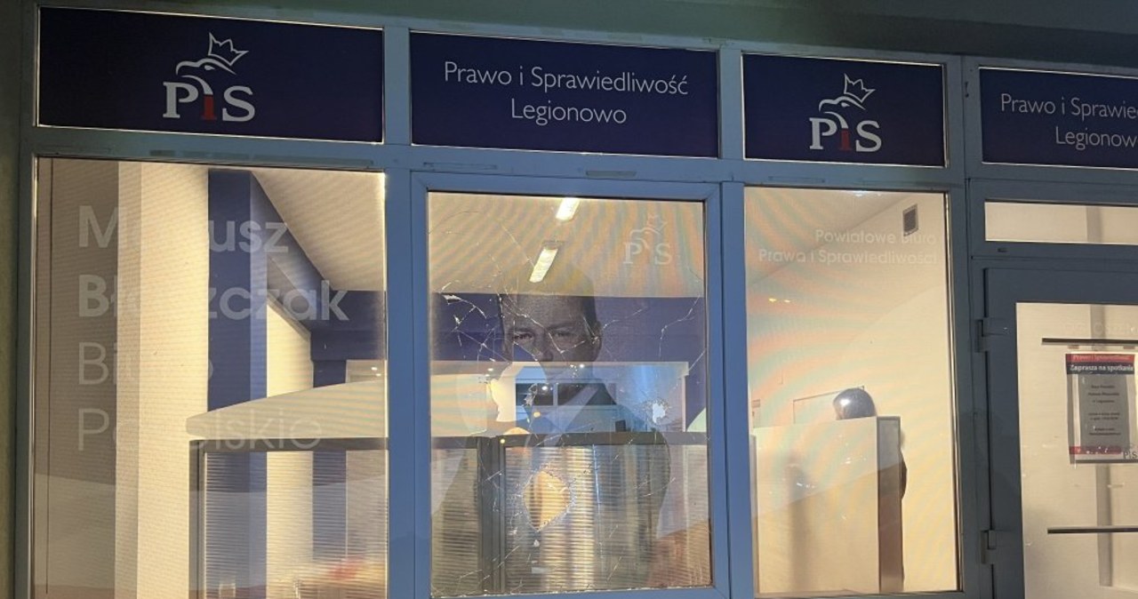 Biuro poselskie Mariusza Błaszczaka obrzucone kamieniami