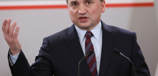 Zbigniew Ziobro z bronią za paskiem. Internauci żartują z ministra sprawiedliwości