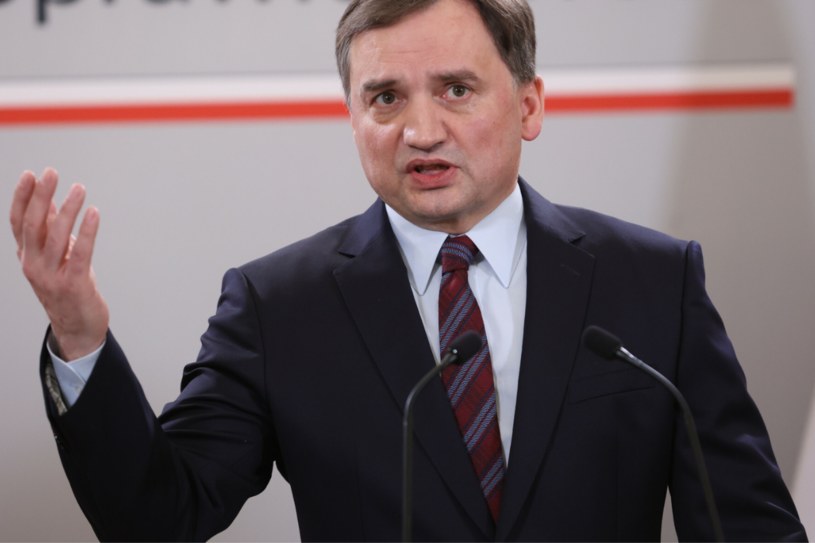 Zbigniew Ziobro z bronią za paskiem. Internauci żartują z ministra sprawiedliwości