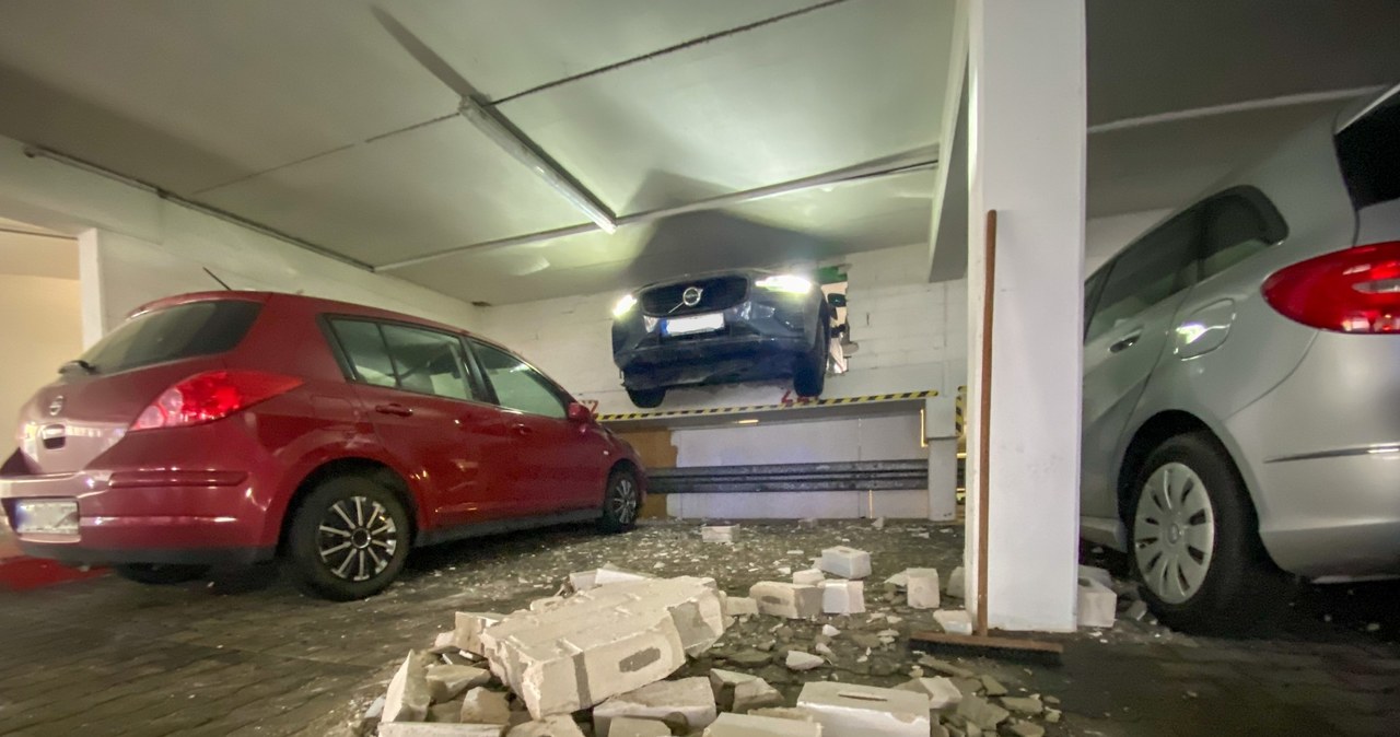 Niefortunne parkowanie. Volvo przebiło ścianę, utknęło w dziurze [ZDJĘCIA]