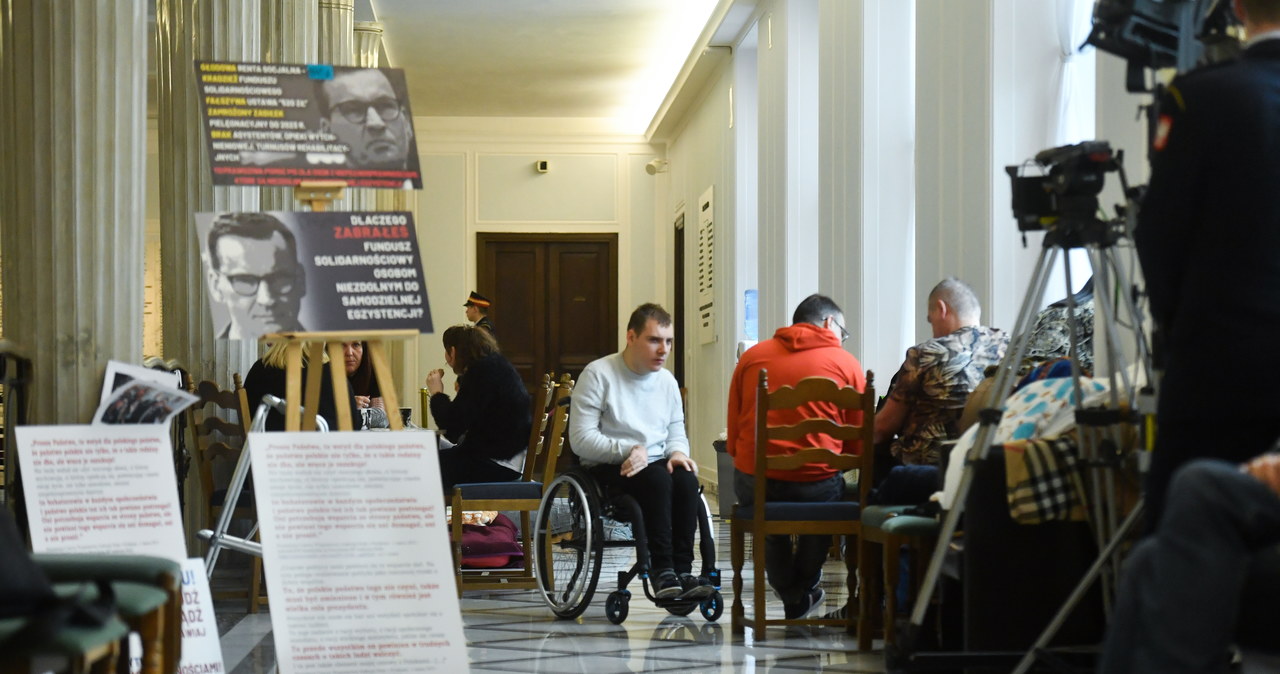 „Ta propozycja nie dotyczy naszych dzieci”. Opiekunowie niepełnosprawnych zostają w Sejmie