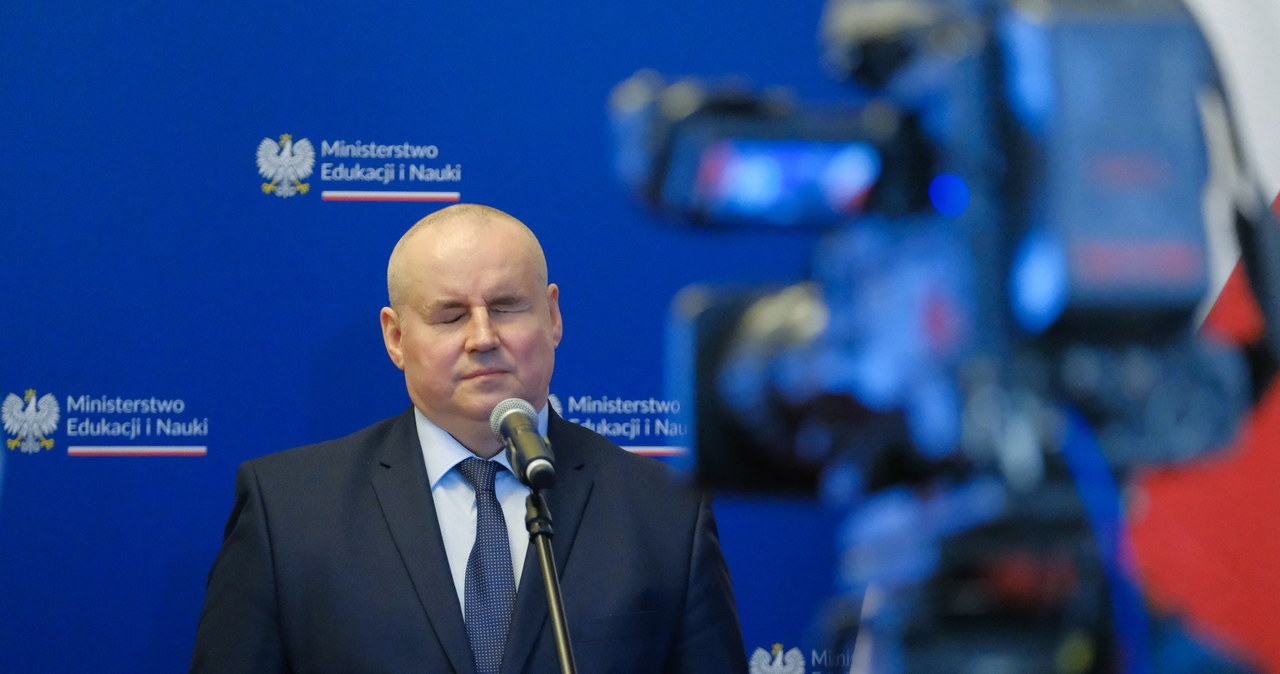 Ksiądz zamknął go w pokoju, urzędniczka pouczała o antykoncepcji. Wdówik o traktowaniu osoby z niepełnosprawnościami