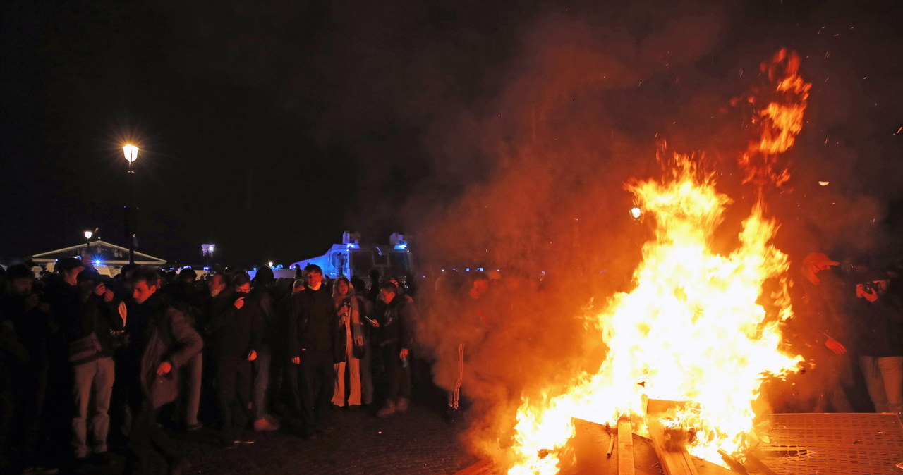 Zamieszki w Paryżu. Demonstranci wznoszą barykady