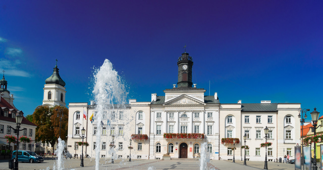 Huzarzy konno i damy w powozach przejechali ulicami Płocka