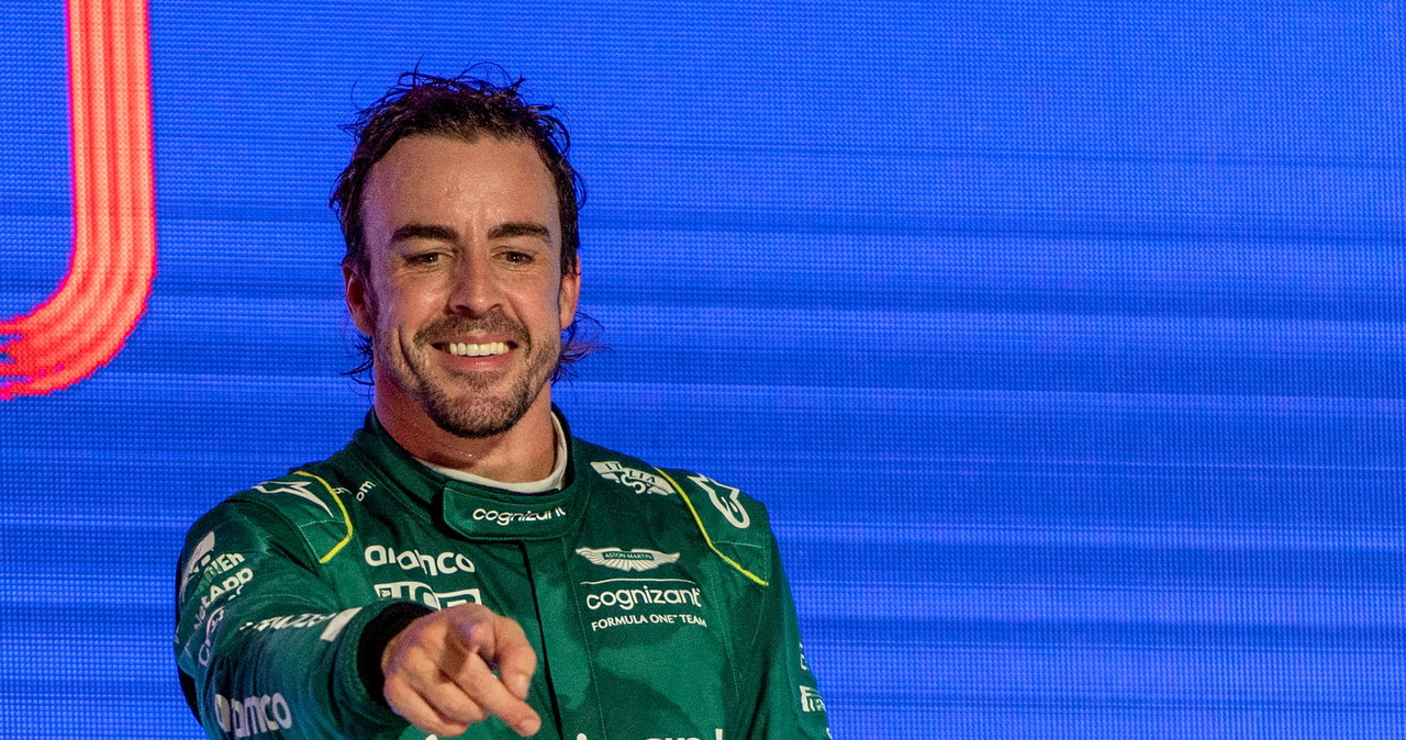 Zamieszanie podczas wyścigu Formuły 1 w Arabii Saudyjskiej. Alonso jednak na podium