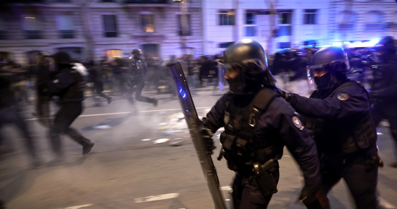 Emerytury, „martwy rząd” i gaz łzawiący. Francja w płomieniach