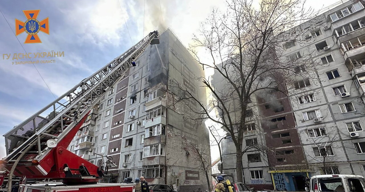 Przerażające nagranie: Rosyjska rakieta uderza w blok