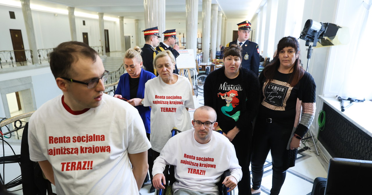Rodzice osób z niepełnosprawnością opuszczają Sejm