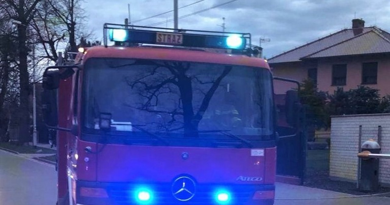 Policjanci uratowali seniorów. Sami też potruli się dymem