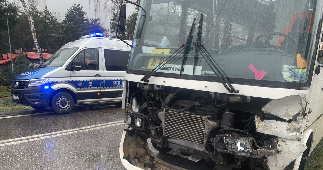 Zderzenie osobówki i busa przewożącego dzieci