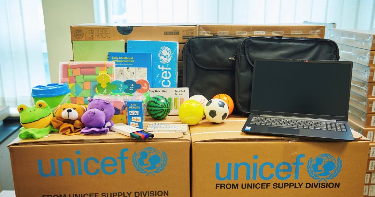 ​Laptopy i zabawki od UNICEF dla łódzkich uczniów