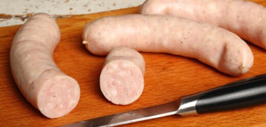 Kiełbasa w garnku nie popęka i zachowa wspaniały aromat. Patent kucharek