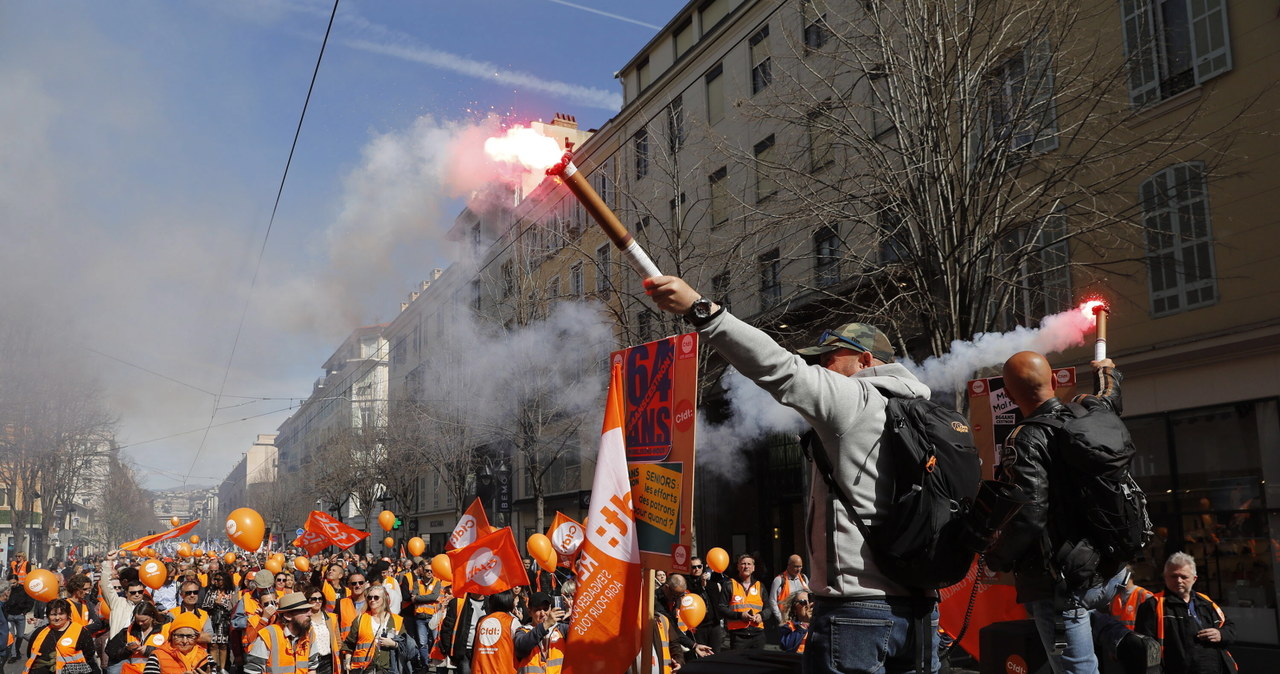 Płoną barykady w Paryżu! Premier spotka się ze związkowcami
