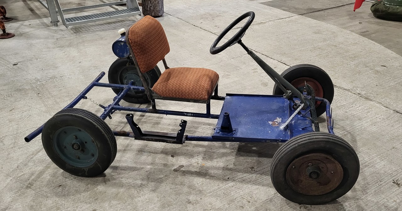 Wojskowy gokart znaleziony w stodole. Służył do nauki jazdy