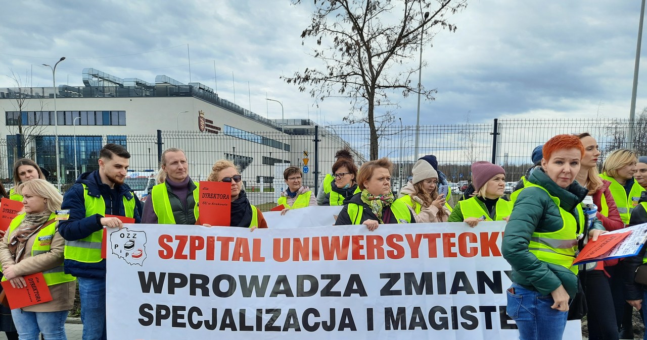 „Nie chcemy już wychodzić na ulicę, chcemy rozmawiać”. Protest pielęgniarek w Krakowie